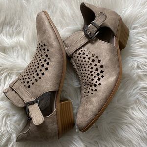3/$15 Like New Roebuck & Co Taupe Ankle Booties